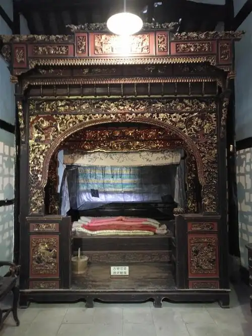清代钟家大院镂雕鎏金山水人物拔步床
