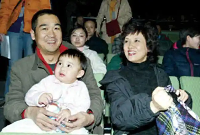 年过花甲的邓婕离婚协议成她一生的痛领养女儿越长越像张国立