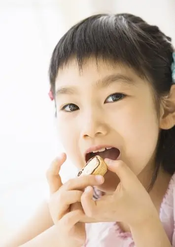 吃水果的小孩图片 水果,小孩,可爱儿童,吃水果的小孩